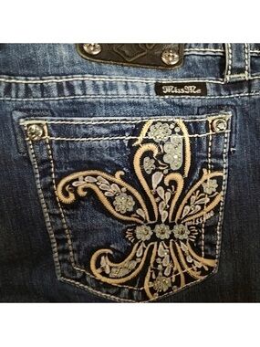 Gorgeous Miss Me Boyfriend Capri Jeans With Embroidered Pockets 22-1/2” Inseam